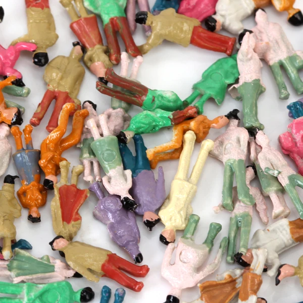 100pcs Vary Pose Painted Model Train Passenger People Figures Scenery 1:150