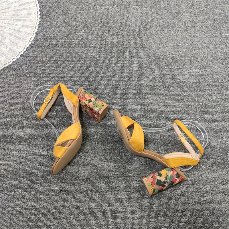 Женские босоножки на высоком каблуке; Разноцветные босоножки; коллекция года; женские бархатные туфли на квадратном каблуке с открытым носком и ремешком на щиколотке; большие размеры