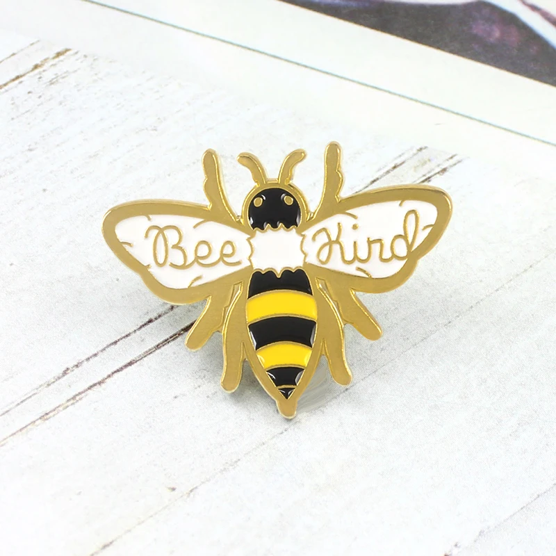 

Golden Bee Brooch Insect Honeycomb BEE KIND Enamel Pin Up Jackets Sweater Cute Badge Men's and Women's Jewelry Children's Gifts