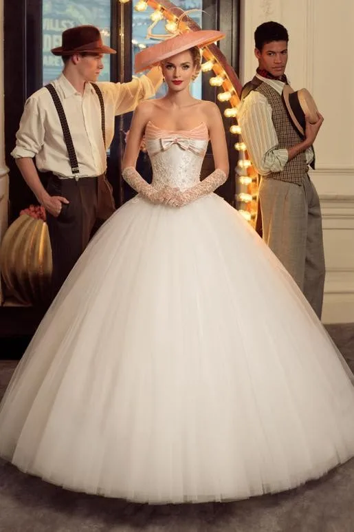 

Vintage Ball Gown Wedding Dresses Strapless Neckline Bow Lace Appliques Bodice Tulle Floor Length Dresses vestido de noiva
