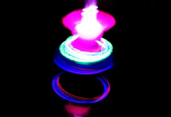 Творческие дети НЛО игрушки Красочные Корона Оптическое волокно мигает музыки гироскопа Электрический волчок gyroscopeboy подарок случайный yh770