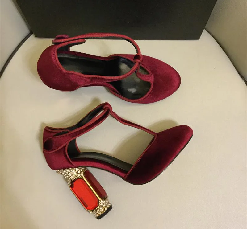 Королевские бархатные туфли-лодочки на каблуке с большим украшением из драгоценных камней; женские туфли-лодочки Лолиты с Т-образным ремешком, стразы, не сужающийся книзу массивный каблук, с пряжкой на лодыжке - Цвет: wine red
