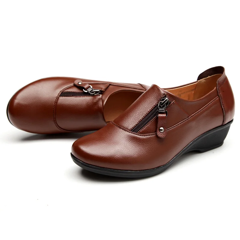ZZPOHE/Весенняя модная женская обувь из кожи Удобная Нескользящая повседневная обувь на мягкой нескользящей подошве для мам среднего возраста; большие размеры 42, 43 - Цвет: Brown plus velvet