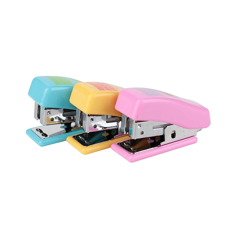 Мини степлер 24/6 пластиковые канцелярские принадлежности степлер в стиле кавай бумажные офисные аксессуары Мини мультфильм связующий стационарный 1 шт - Цвет: Color random send