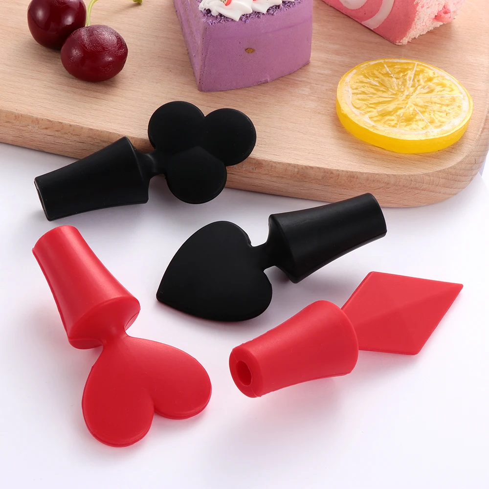 

1PC Free Beer Bottle Plug Poker Shaped Plug Sealer Silicone Wine Stoppers Champagne Leak Wine Stoppers Bar Tools Creative Gifts