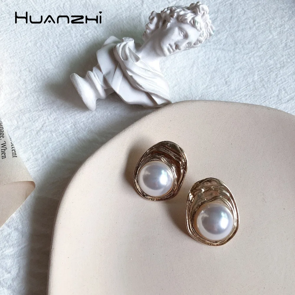 

HUANZHI 2019 Shell Imitation Pearls Hyperbole Retro Alloy Irregular Geometric Stud Earrings for Women Girl Party Gift Jewelry