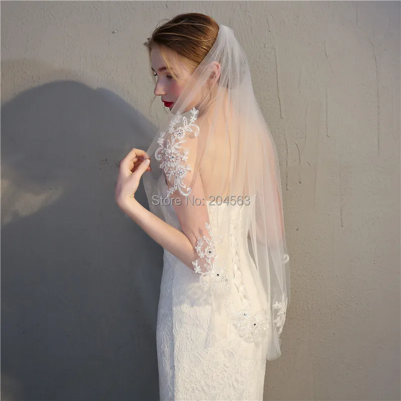 Потрясающий тюль короткая свадебная фата высокого качества Кружева Свадебные вуали с гребешком и кристаллами