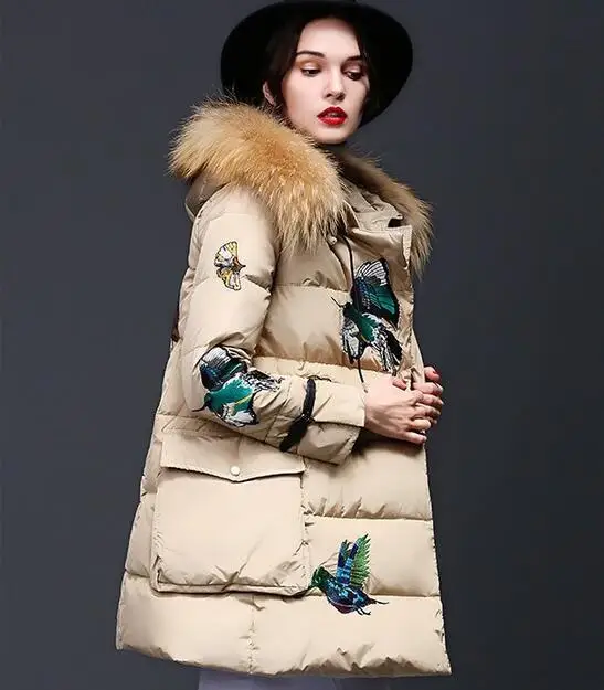 Женская парка, пуховик, Женское зимнее плотное пальто, высокое качество, мех енота, с капюшоном, пуховики, женские пальто с вышивкой в виде бабочек - Цвет: Хаки