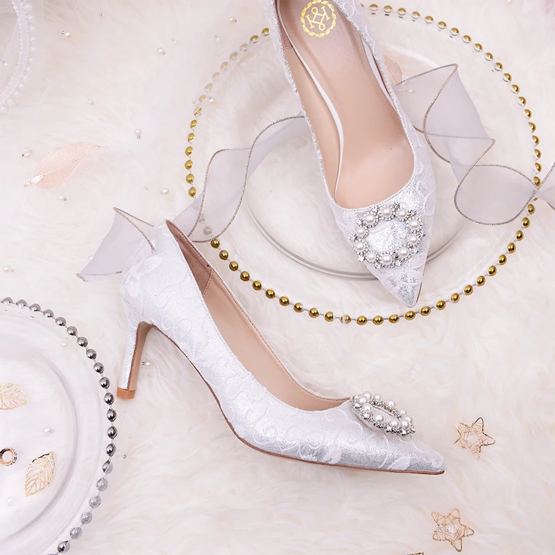 Женская свадебная обувь; Новинка года; кружевная обувь для невесты; обувь с жемчугом на высоком каблуке; Свадебная обувь для подружки невесты с серебряными кристаллами; свадебные туфли