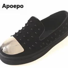 Новинка; черные туфли на плоской платформе; женские лоферы с круглым носком и металлическим декором; повседневные весенние туфли на толстой подошве с заклепками; коллекция года