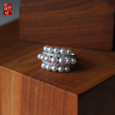 

Woman's Sea water pearls with rings
