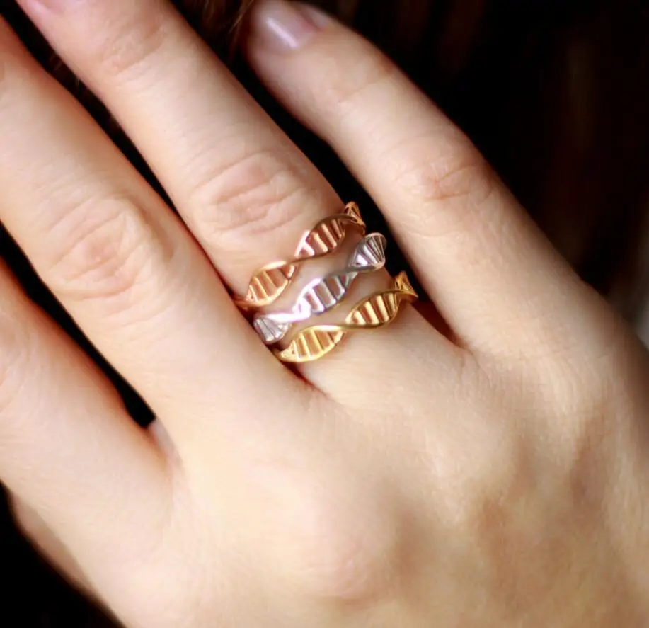 Кольцо в виде днк. Кольцо ДНК. Кольцо химия. Кольцо в виде пульса золото