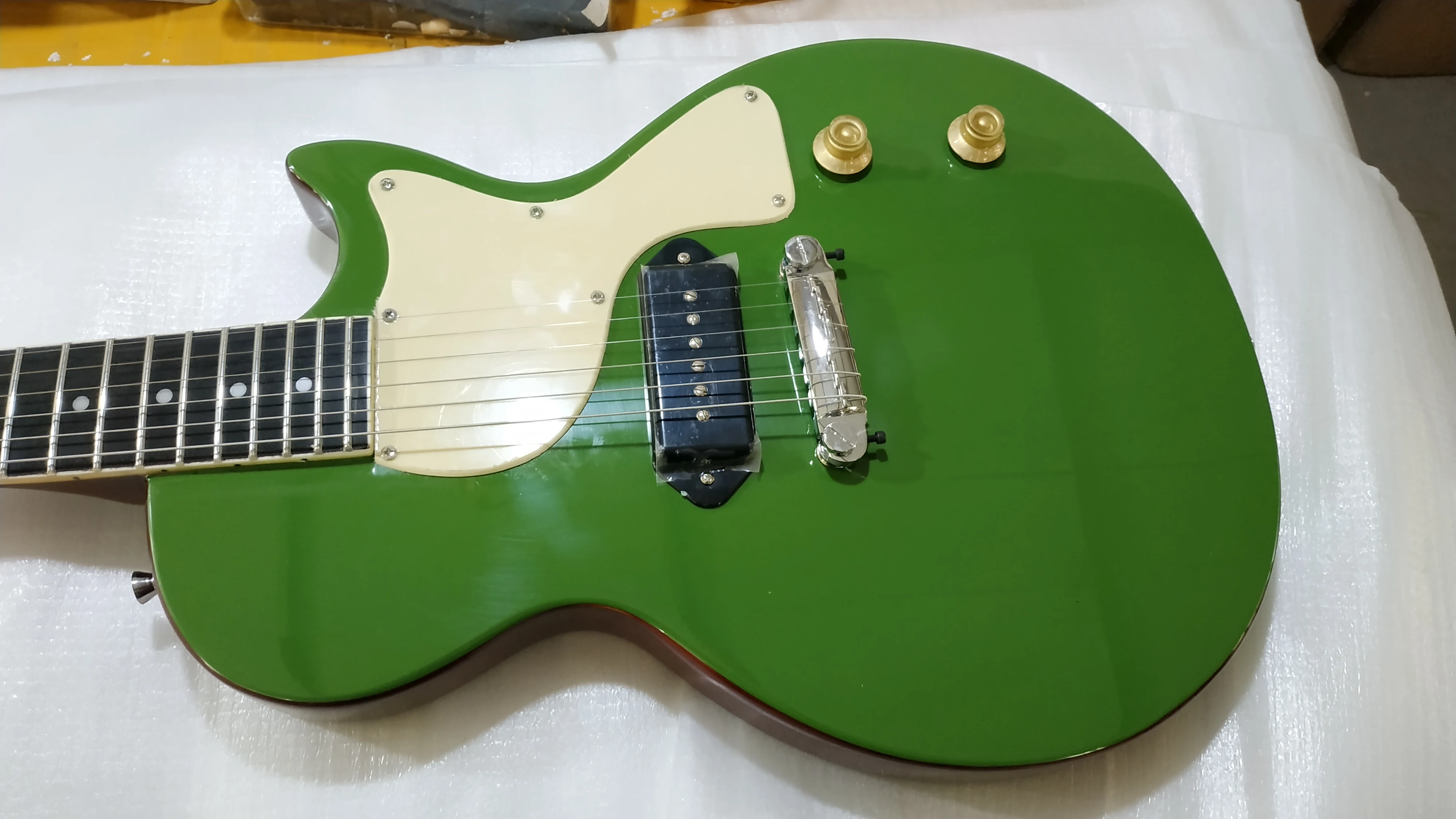

Single cutway flat six string electric guitar