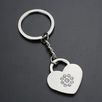 

30 50 100pcs Customized Heart Keychain Diamond Key Ring Caved Logo Bride and Bridegroom Name Wedding Party Gift Free Shipping