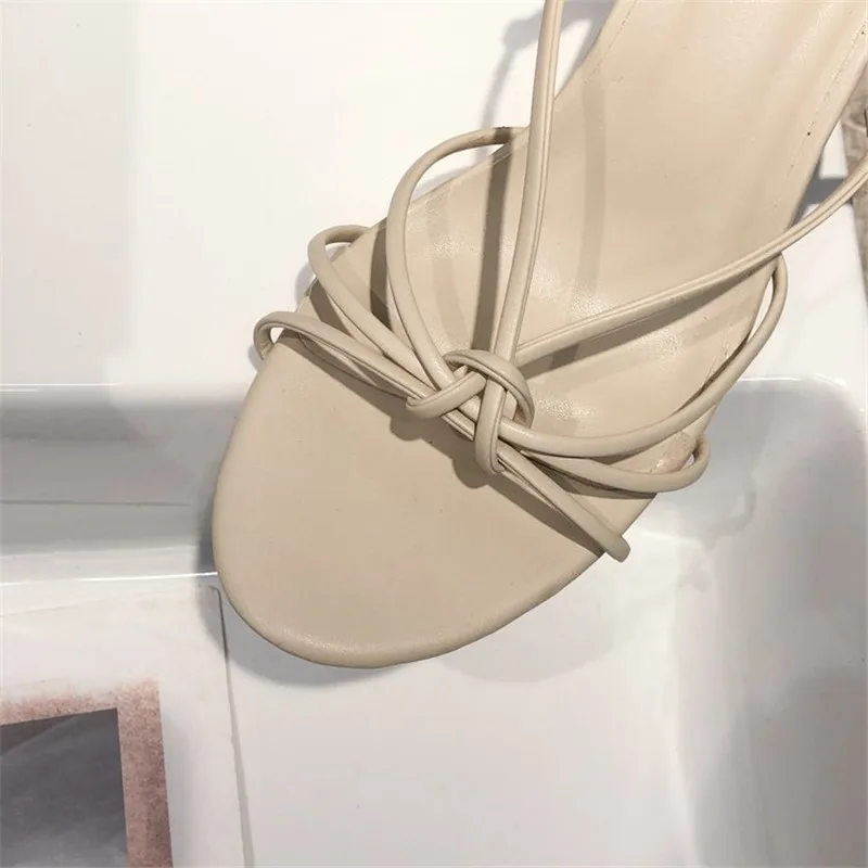 Босоножки из искусственной кожи на высоком каблуке; женская летняя обувь года; Модные женские Босоножки с открытым носом и ремешком с пряжкой; белые модельные женские туфли