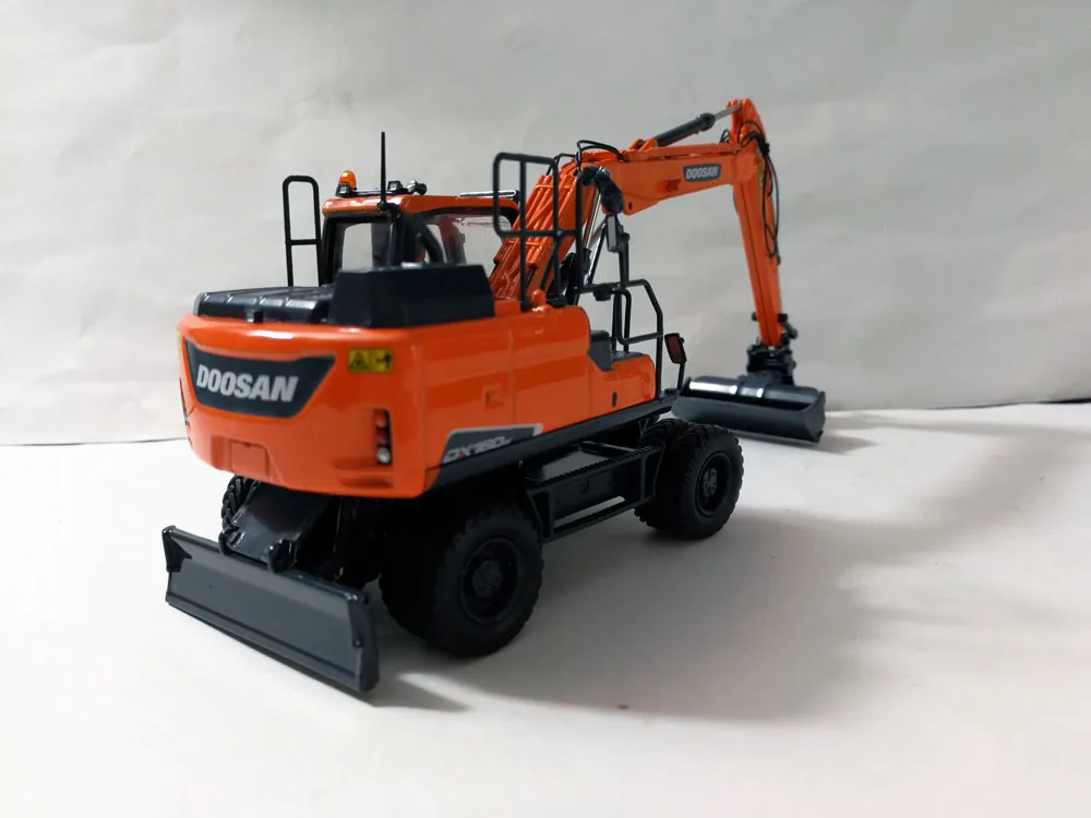 UH-8134 1:50 Doosan DX160w колесный экскаватор