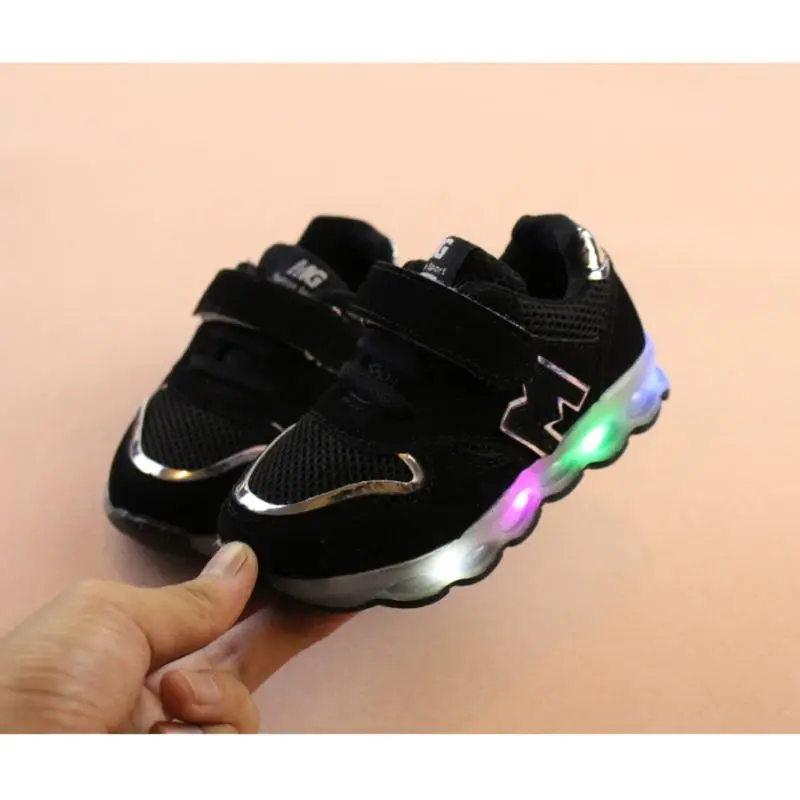 Дети с дышащей сеткой Красочный светодиодный обувь с подсветкой для мальчиков и девочек Детские светящиеся кроссовки удобные спортивные кроссовки для занятий спортом