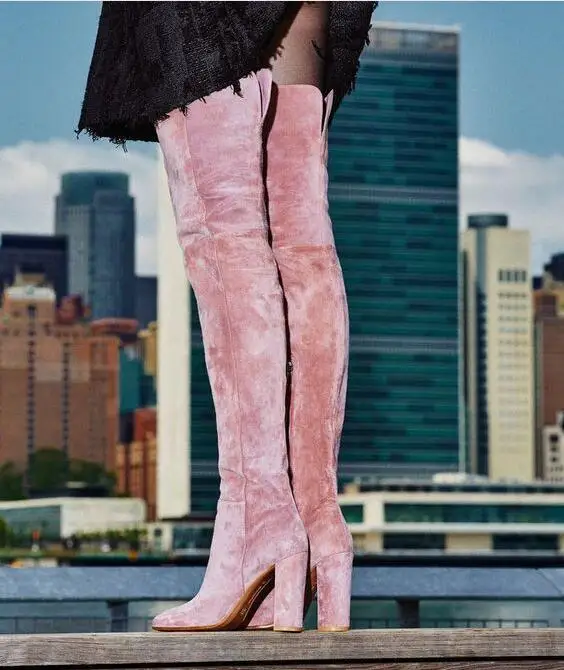 Розовые бархатные сапоги до середины икры; женские зимние сапоги выше колена на не сужающемся книзу массивном каблуке; облегающие Женские сапоги для подиума с острым носком