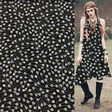 Шелковый крепдешин шелковая ткань Мини зеленый синий цветочный на черном дне, SCDC1012