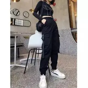 womens black cargo pants outfit
