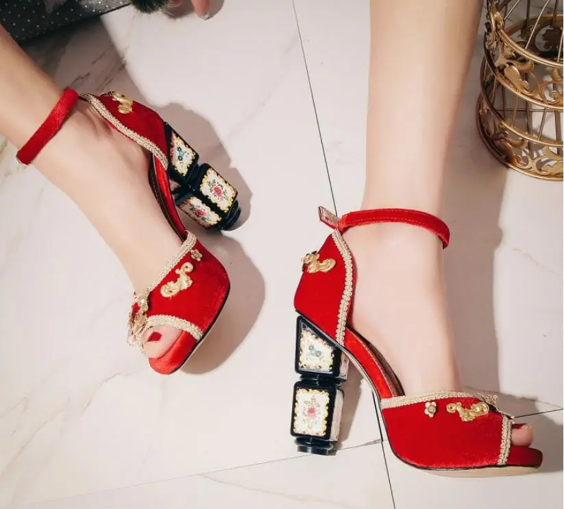 Модные дизайнерские босоножки на высоком квадратном каблуке в необычном стиле; сандалии для девочек лучшего качества; пикантная женская обувь для вечеринок; Свадебная обувь - Цвет: Красный