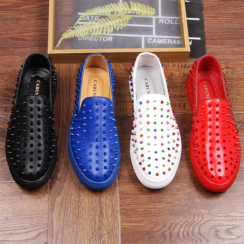 Мужские шикарные Мокасины с шипами и шипами; zapatos hombre; Разноцветные Свадебные модельные туфли с заклепками; цвет красный, синий, белый