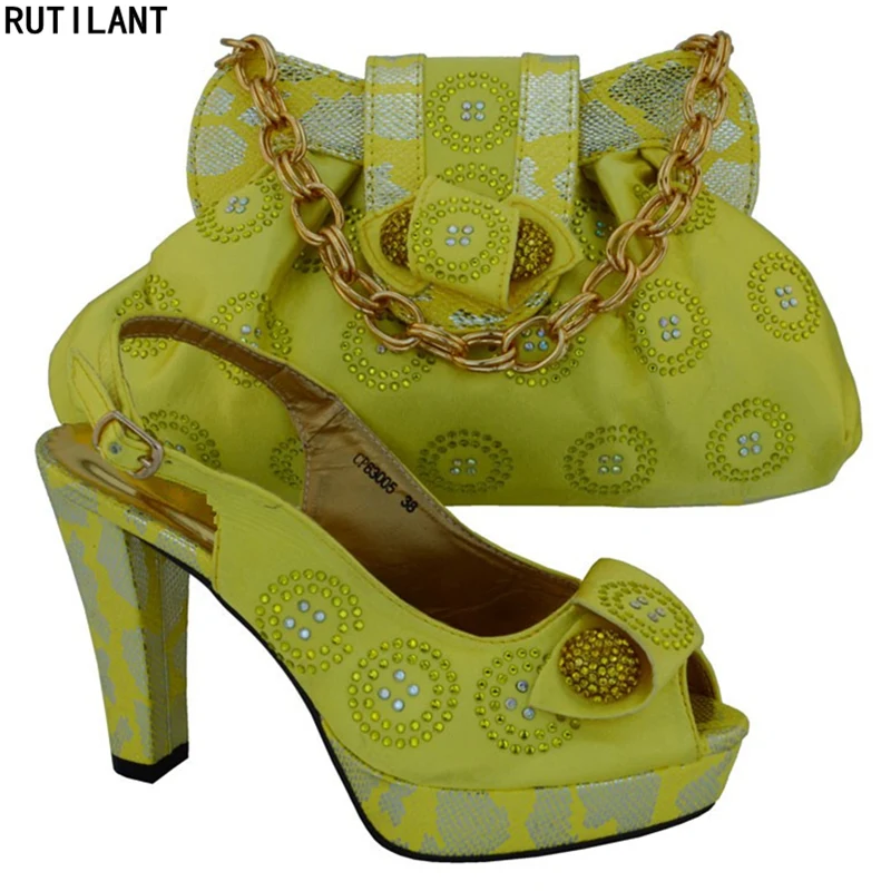 Новое поступление; итальянская обувь зеленого цвета с сумочкой в комплекте, украшенная стразами; комплект из свадебной обуви и сумочки в нигерийском стиле