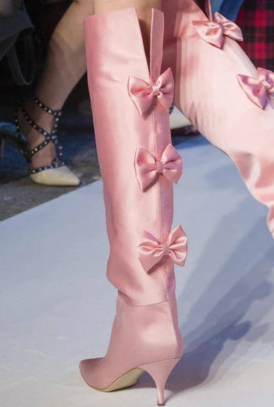 Arden Furtado/; сезон весна-осень; модные сапоги до колена на низком каблуке 4 см; цвет розовый, синий, серебристый, фиолетовый; с бантом-бабочкой