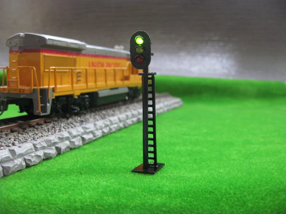 

JTD04 Model Railway 3-Light Block Signals G/Y/R HO Scale 6.5cm 12V Led New