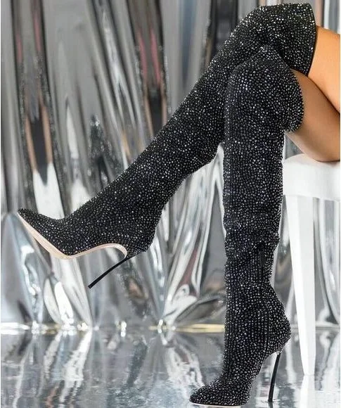Пикантные черные сапоги с украшением в виде кристаллов над ботинки до колен острый носок на металлическом каблуке; Узкие высокие сапоги с боковой молнией Зимние высокие сапоги женские Стразы загрузки