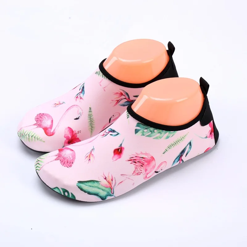Детская босиком мягкая обувь для мальчиков и девочек; пляжная обувь для подводного плавания; нескользящая беговая дорожка; пляжные носки для девочек; Детские болотные плавки - Цвет: pink Flamingo