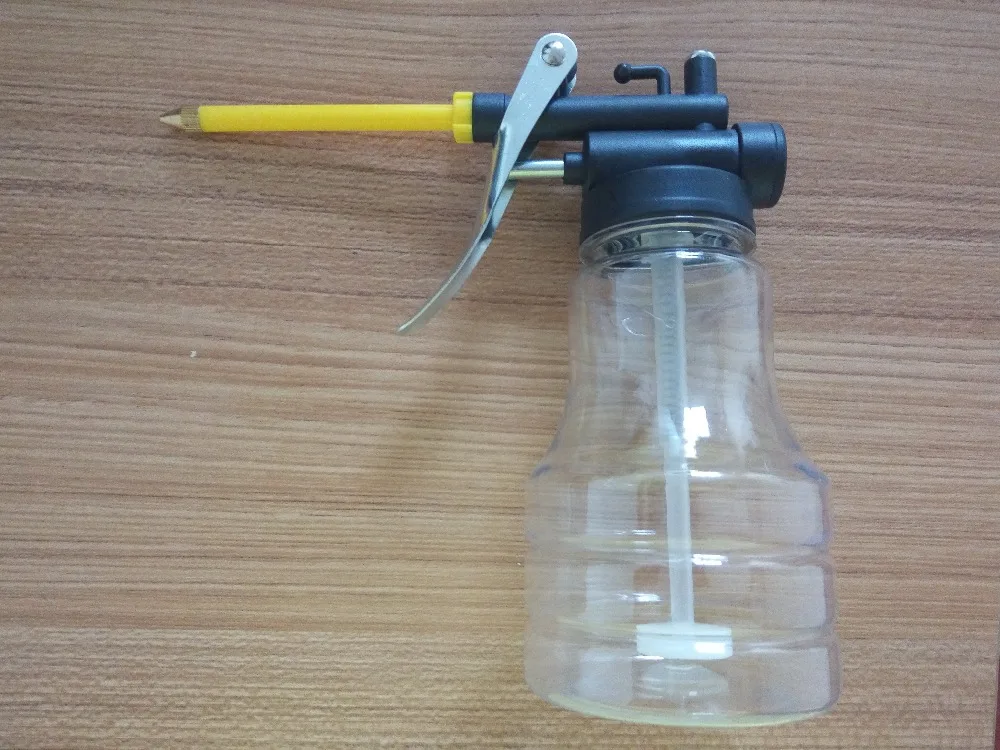 

Free shipping New 300cc High Pressure lubricating Oil Pot Machine Oiler Bottle Manual Oiling Tools Plastic Shell Oil Grease Guns