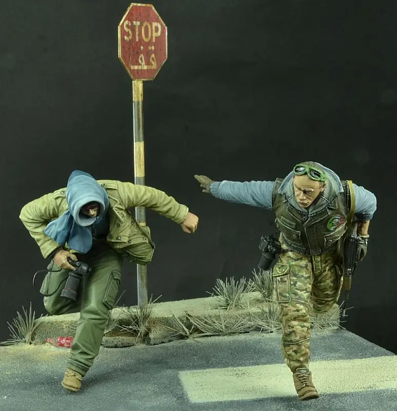 1/35 Scale Modern War Battle Soldiers and Reporters Run Miniatures