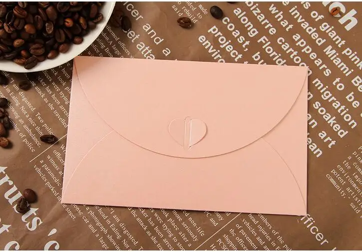 50 шт 175*110 мм крафт-бумажный Подарочный конверт для упаковки свадебных приглашений для хранения крафт-бумажных пакетов с пряжкой в форме сердца - Цвет: Розовый