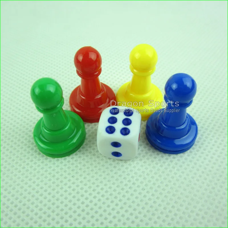 4 Pieces Plastic Pawn Chesses and 1 Dice for Board Game Accessory