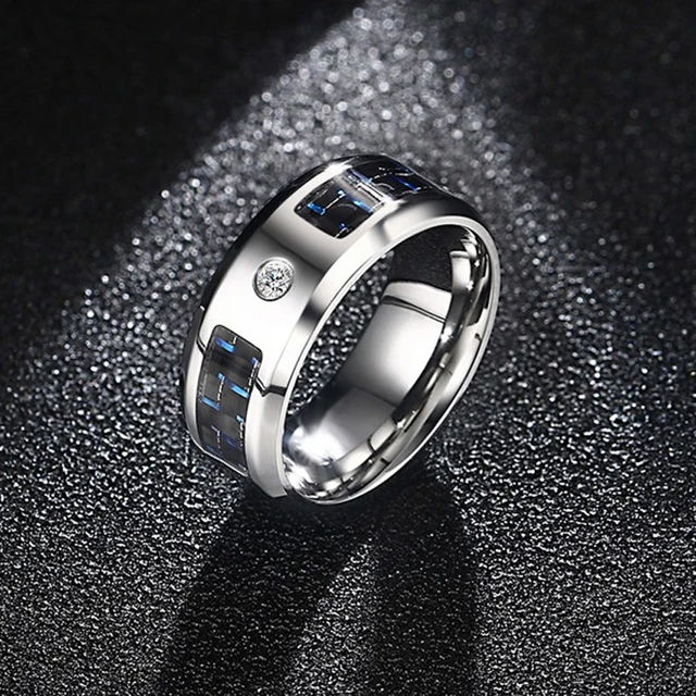 Uomini 8 MM Cubic Zirconia & Black Carbon Fiber Inlay Wedding Band Anello con Gi Uomini 8 MM Cubic Zirconia & Black Carbon Fiber Inlay Wedding Band Anello con Gi