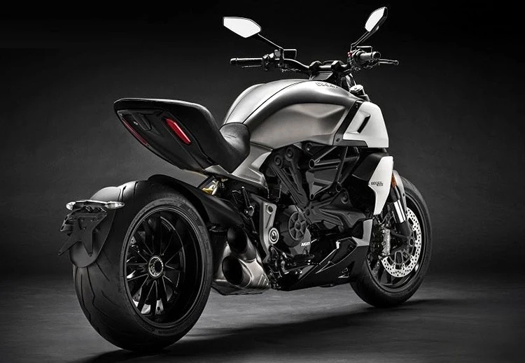 Горячая масштаб 1:12 колеса металлическая модель Италия Ducati diavel литья под давлением мотоцикл Вытяните назад сплав игрушки с светильник