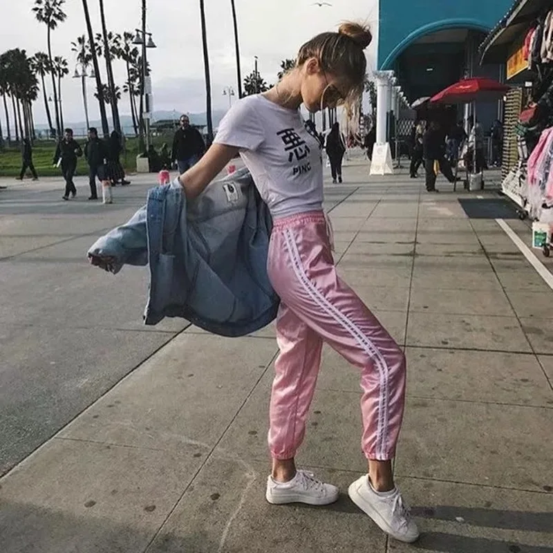 Billige Jogginghose Satin Cargo Hosen Frauen Casual Lose Damen Hohe Taille Hose Harajuku Rosa Harem Hosen Seite Stripe Hip Hop Hosen