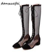 Для женщин Натуральная замша туфли со сплоченной сетью, на шнуровке, обувь на среднем каблуке летние сапоги до колена высокие сапоги брендовый дизайн, Квадратные носок длинные Ботинки