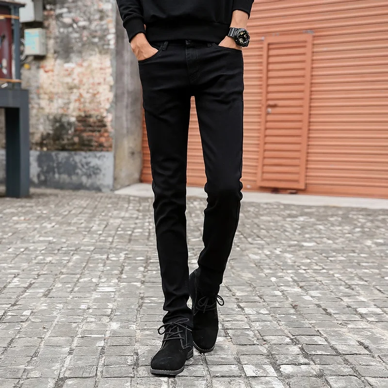 Мужчины в черных брюках