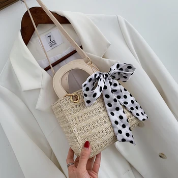 

The new 2019 style knits a variety of simple, small, square hand-held bags