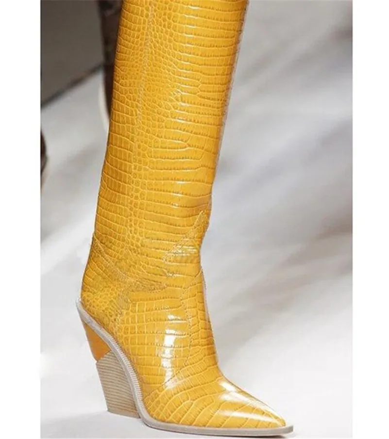 FEDONAS/пикантная женская обувь; выбитая микрофибра; кожаные высокие сапоги в ковбойском стиле; сезон осень-зима; сапоги до колена на не сужающемся книзу высоком массивном каблуке