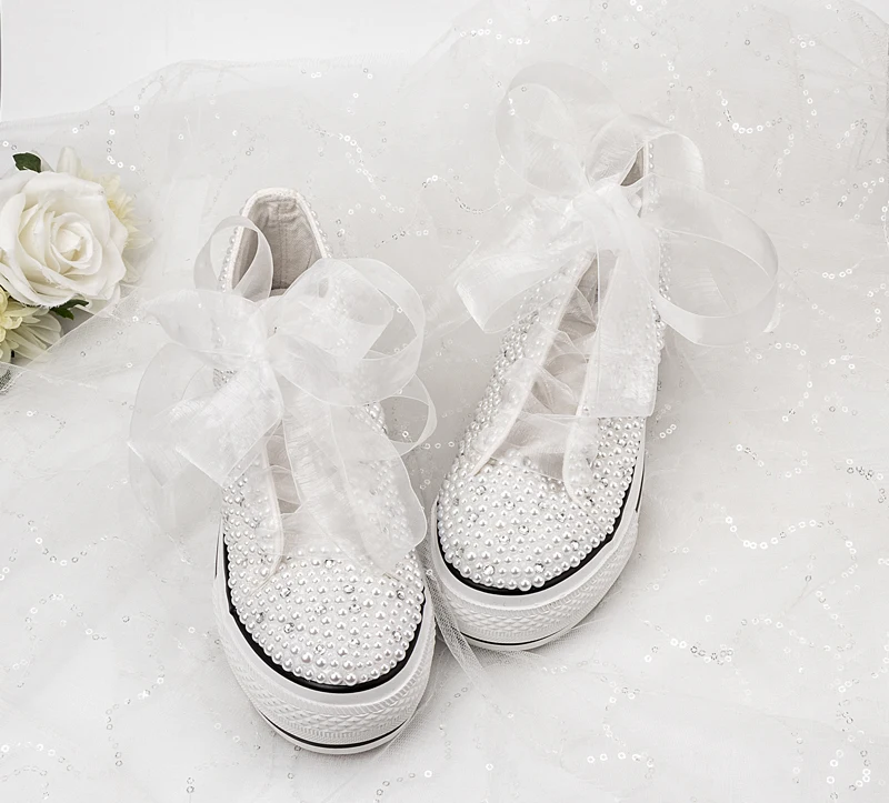 Белая парусиновая обувь; украшенная жемчугом красивая дизайнерская спортивная женская обувь на каблуке 4 см; Повседневная обувь; Свадебная обувь для невесты; Вулканизированная обувь