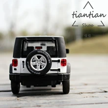 1:32 Подарочная Упаковка Сплава модель автомобиля для детей toys Моделирование Jeep Wrangler Musica Мигающий Вытяните Назад дверь может быть открыта