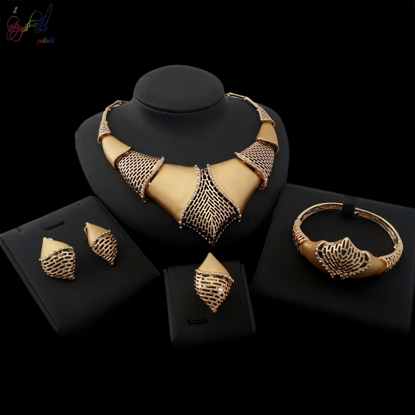 Yulaili Fashion Design Rhinestone Decoration Horn Chain Crystal Dubai