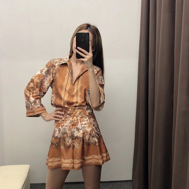 

Casual Two Piece Floral Set Women Long Sleeve Turn Down Collar Vintage Slim Women Blouse Shorts Set High Waist Shorts WB9388