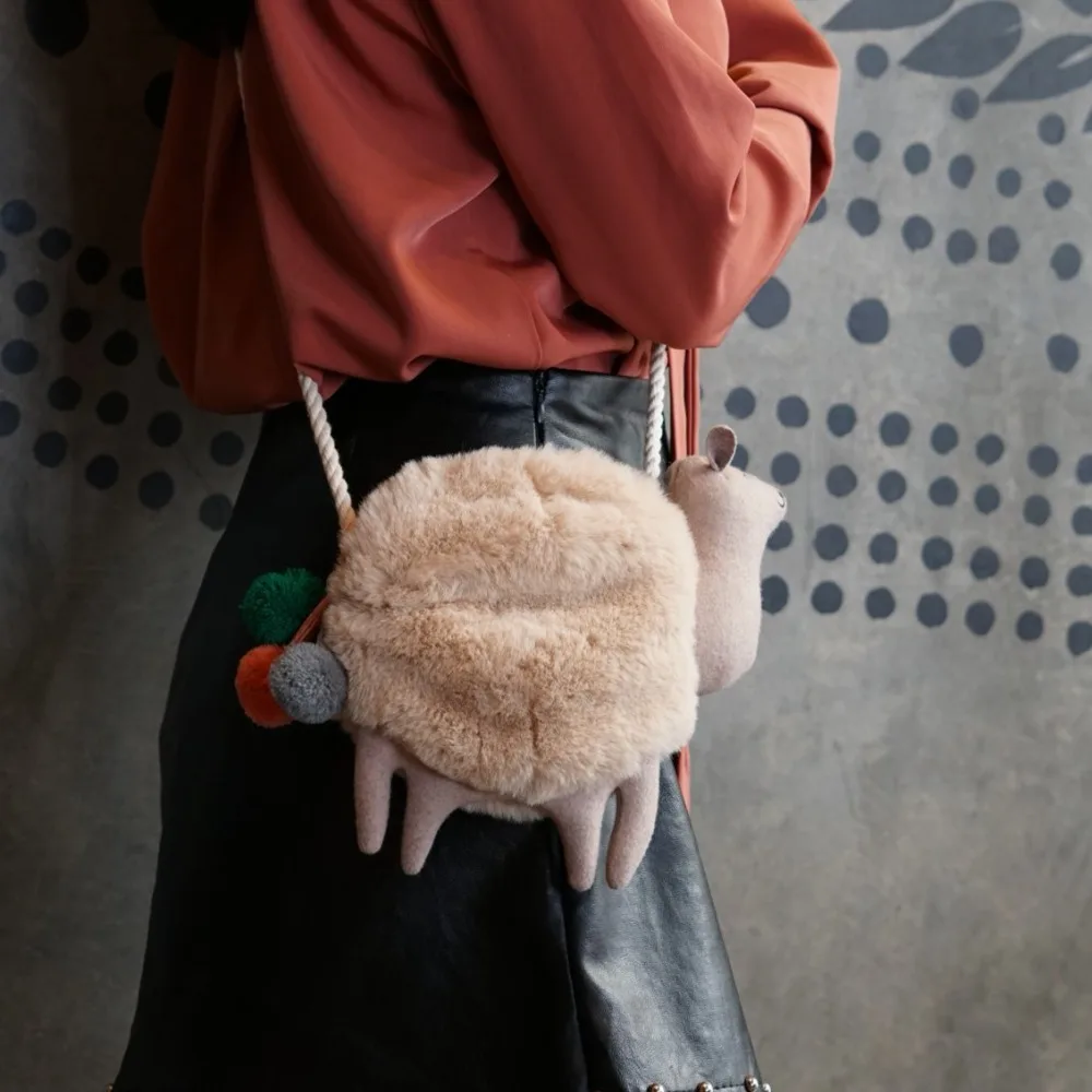 Сумочка для девушек плюшевые. Альпака сумка. Игрушки от zara. Сумочка с альпакой. Сумка из альпаки.