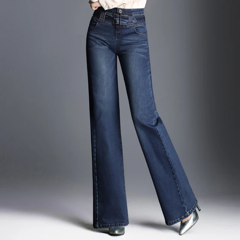 Как называются джинсы широкие от бедра. Джинсы клеш 2022. Джинсы wide Leg High Waist. Джинсы клёш женские. Широкие расклешенные джинсы.