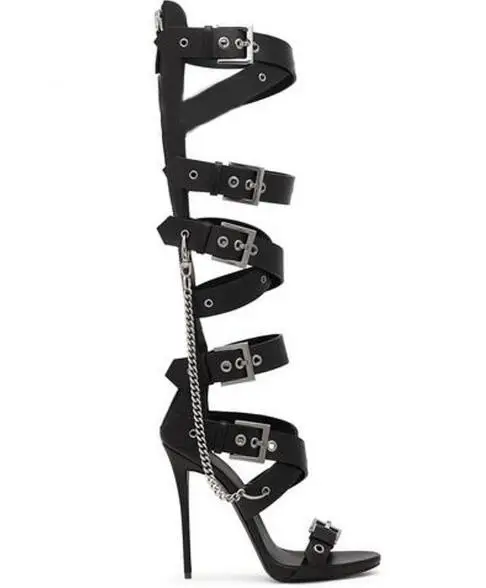Летние пикантные женские черные ремни с металлическими пряжками; сапоги до колена; сапоги на высоком каблуке-шпильке; женские высокие сапоги с вырезами и металлическими цепочками
