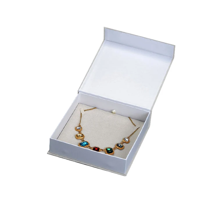 

Available Customized Logo Big Jewelry Set Packaging Beige Box of the Jewelry Set 18*18*4.7CM Magnetic Necklace Box